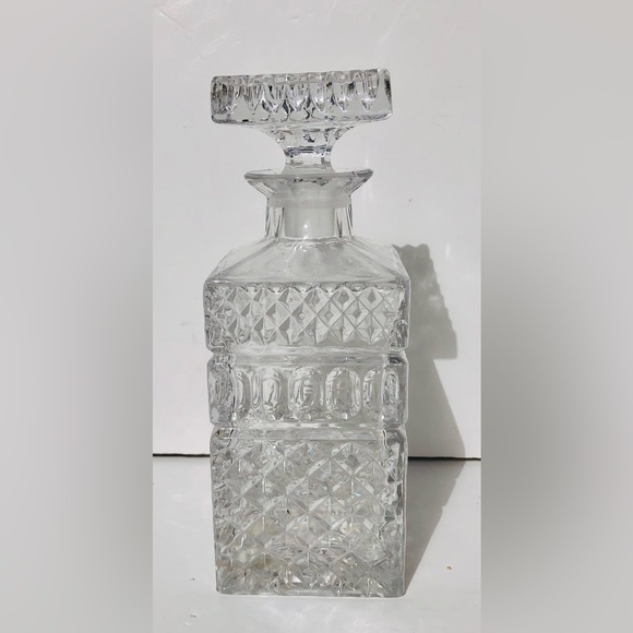 VINTAGE CRYSTAL SQUARE LIQUOR DECANTER W/STOPPER 9.5 " DIAMOND CUT - Picture 3 of 7